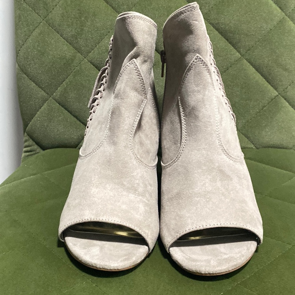 Carlos by Carlos Santana taupe peep toe booties size 8.5